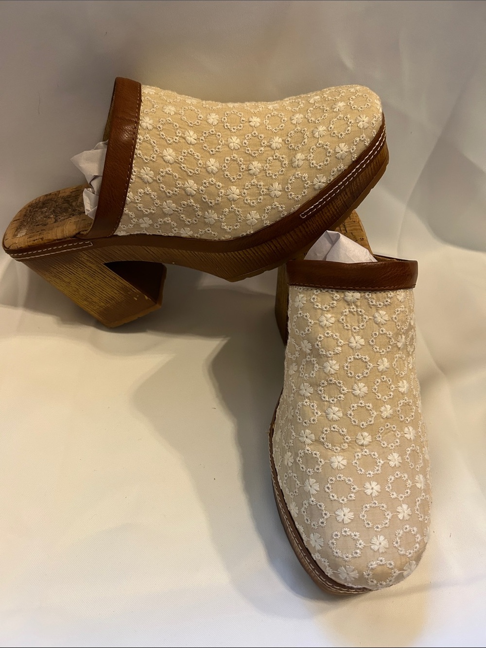 Korks Lori Congo Embroidered Boho Cottage Chunky Faux Wood Heeled Clog Mules 9 - Picture 2 of 15